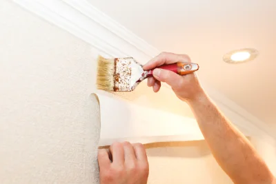 Pose de papier peint à Saint-Étienne-de-Gourgas — revêtements muraux et toiles de verre